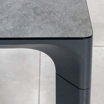 スタイリッシュな屋外食堂セット メタルフレームとロープ織りアームチェア L 57 x W60 x H74cm
